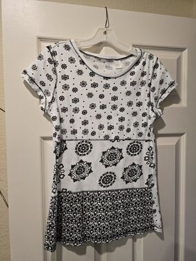 Source Unknown White and Black Tri-Pattern Short Sleeve Tee